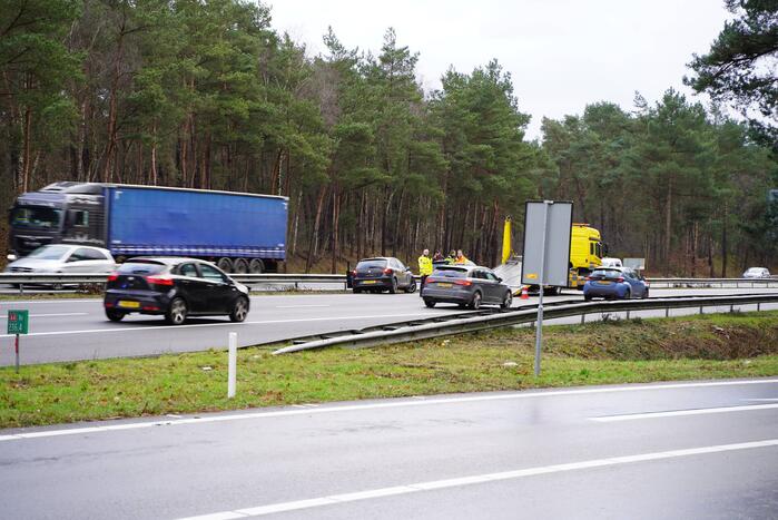 Twee auto's botsen op snelweg