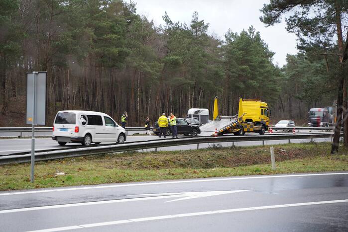 Twee auto's botsen op snelweg