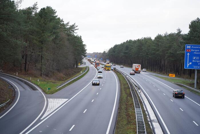 Twee auto's botsen op snelweg