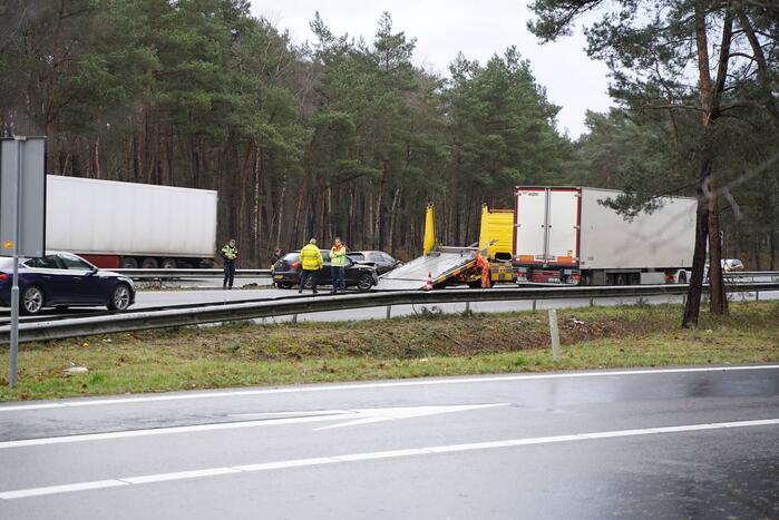 Twee auto's botsen op snelweg