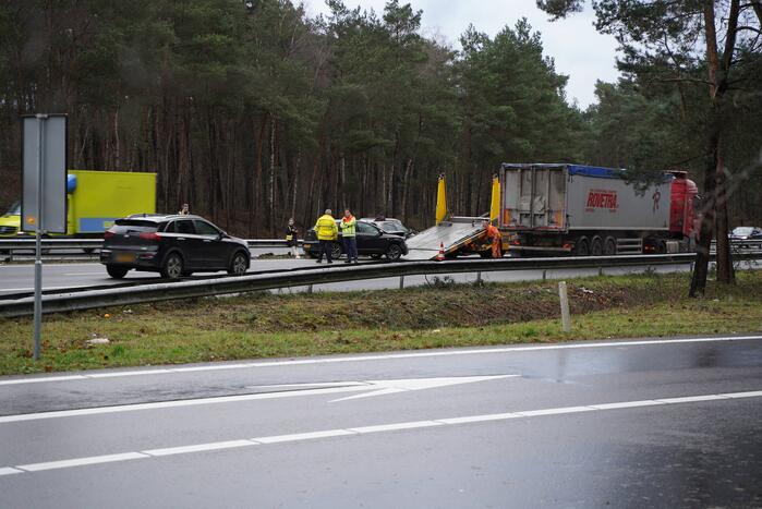 Twee auto's botsen op snelweg