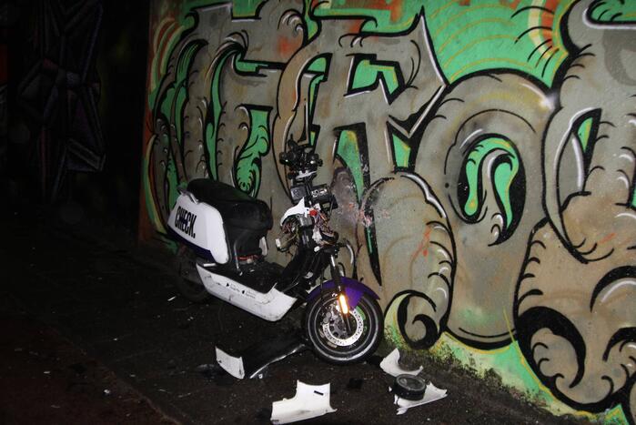 Deelscooter vernield door vuurwerk