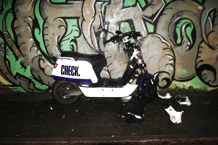 Deelscooter vernield door vuurwerk