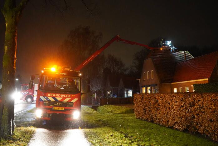 Brandweer veegt schoorsteen na brand