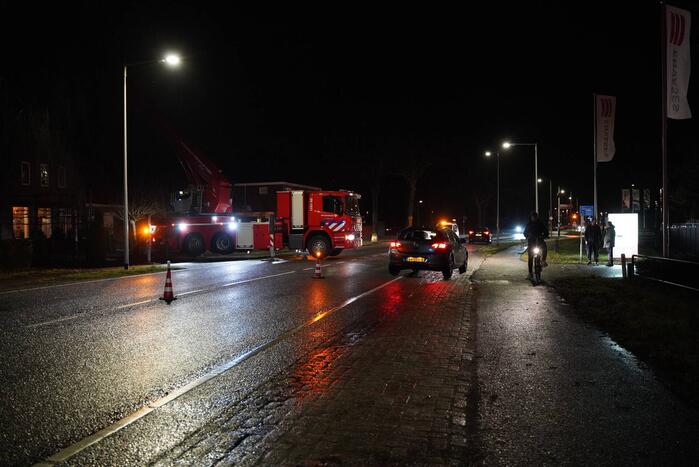 Brandweer veegt schoorsteen na brand