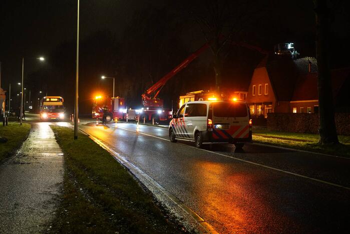 Brandweer veegt schoorsteen na brand