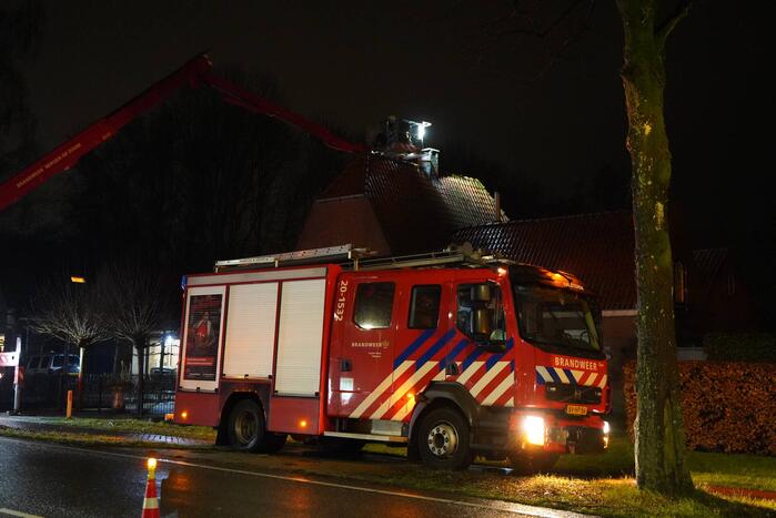 Brandweer veegt schoorsteen na brand