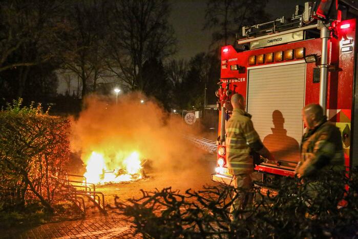 Snorfiets volledig uitgebrand bij fietsenstalling van voetbalclub