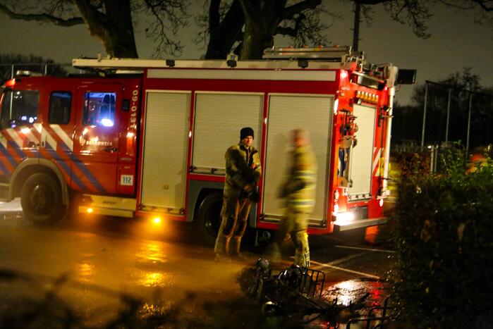 Snorfiets volledig uitgebrand bij fietsenstalling van voetbalclub