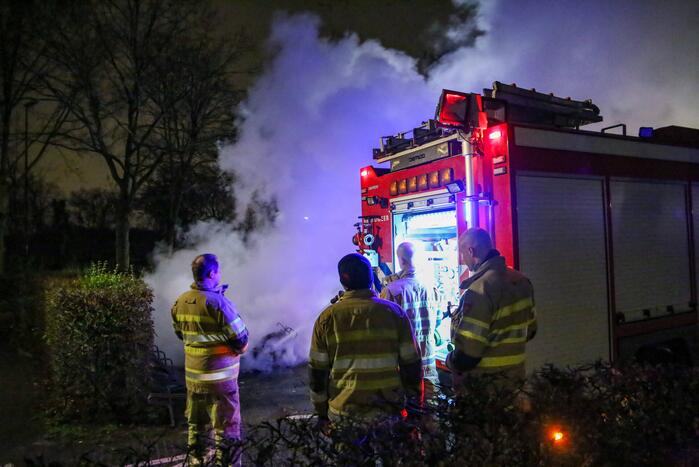 Snorfiets volledig uitgebrand bij fietsenstalling van voetbalclub