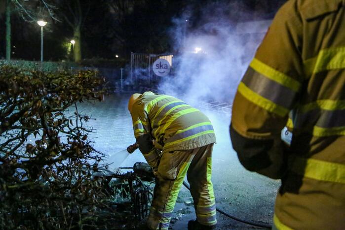 Snorfiets volledig uitgebrand bij fietsenstalling van voetbalclub