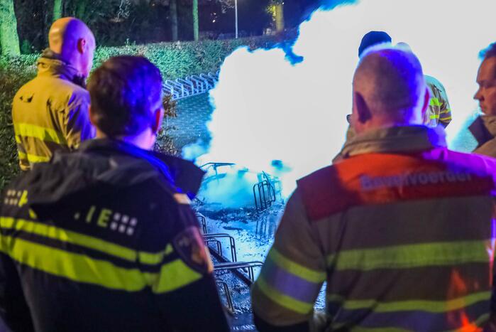 Snorfiets volledig uitgebrand bij fietsenstalling van voetbalclub