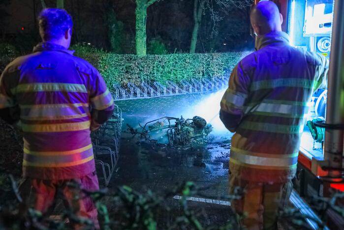Snorfiets volledig uitgebrand bij fietsenstalling van voetbalclub