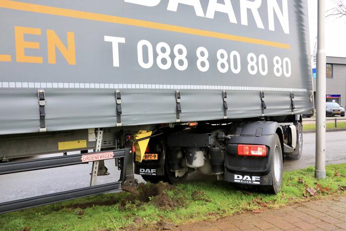 Oplegger raakt los van vrachtwagen bedrijventerrein De Isselt