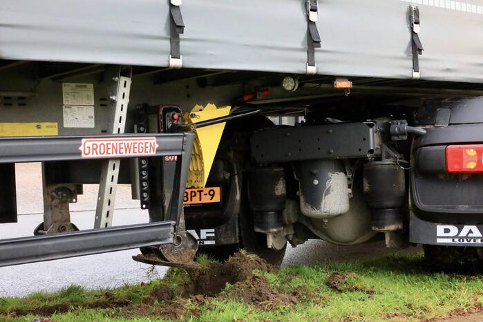 Oplegger raakt los van vrachtwagen bedrijventerrein De Isselt