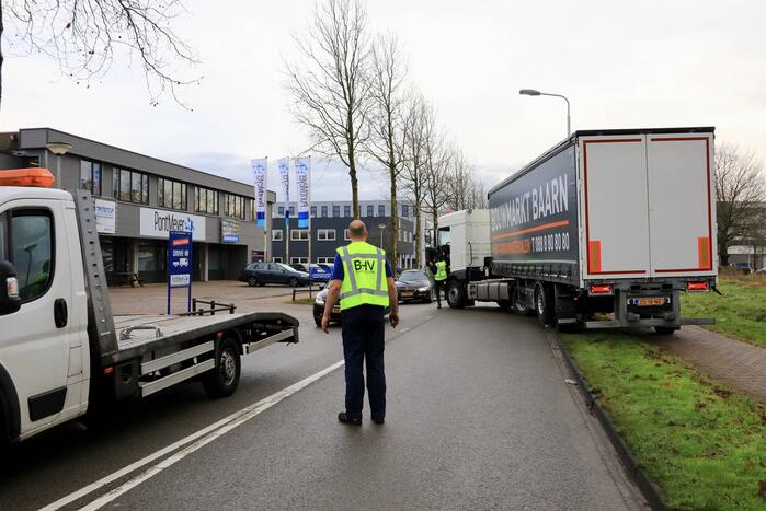 Oplegger raakt los van vrachtwagen bedrijventerrein De Isselt