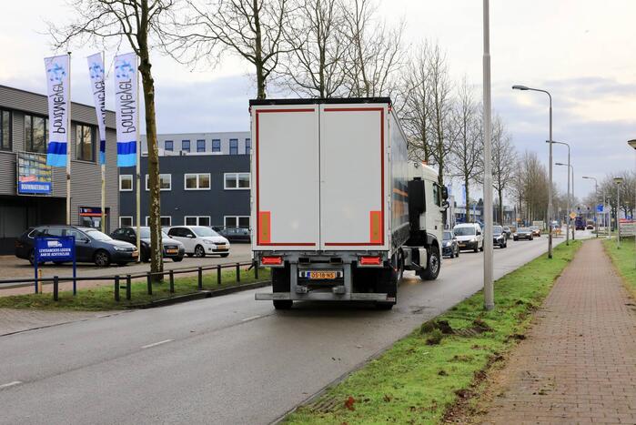 Oplegger raakt los van vrachtwagen bedrijventerrein De Isselt