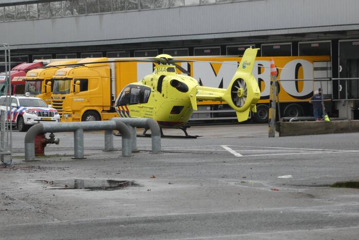 Traumahelikopter landt op terrein Distributiecentrum Jumbo