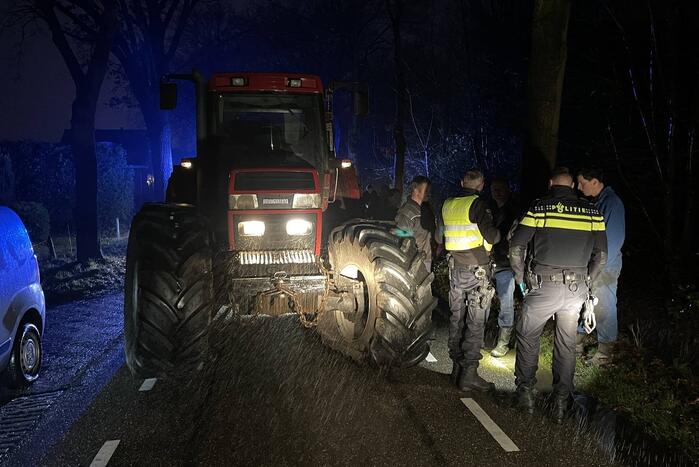 Automobilist belandt na botsing met tractor in de sloot