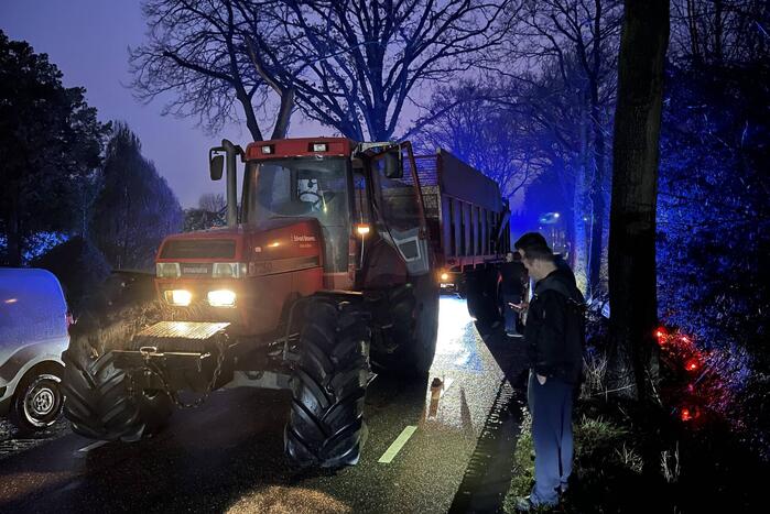 Automobilist belandt na botsing met tractor in de sloot