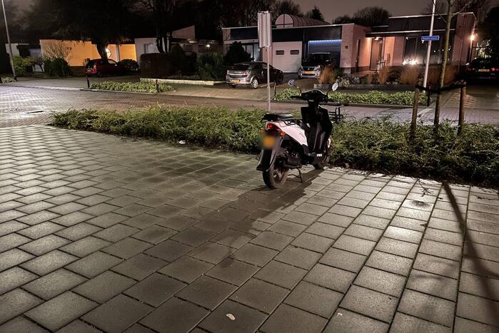 Schade na ongeval tussen auto en scooter