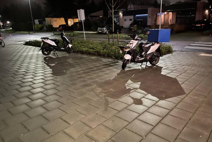 Schade na ongeval tussen auto en scooter