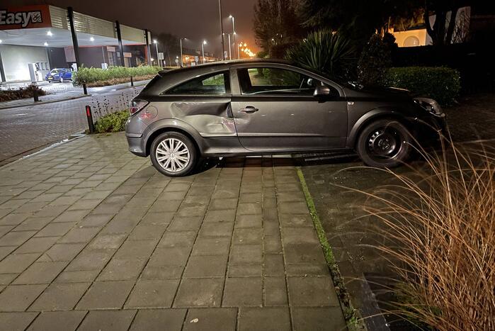 Schade na ongeval tussen auto en scooter