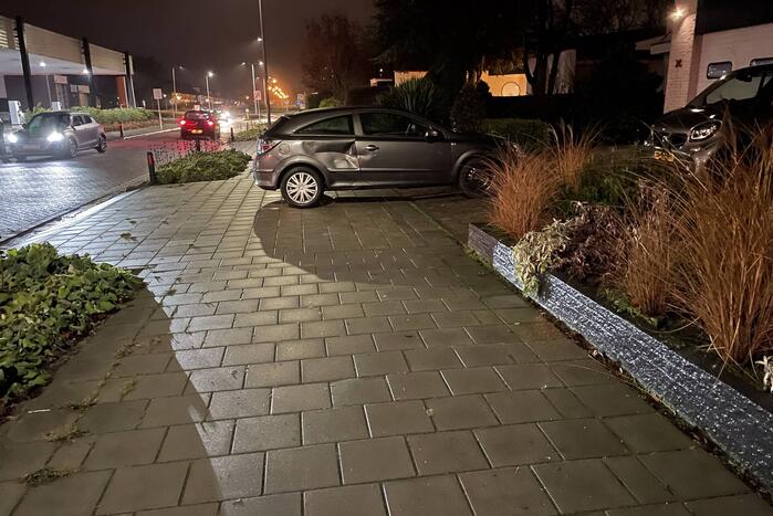 Schade na ongeval tussen auto en scooter