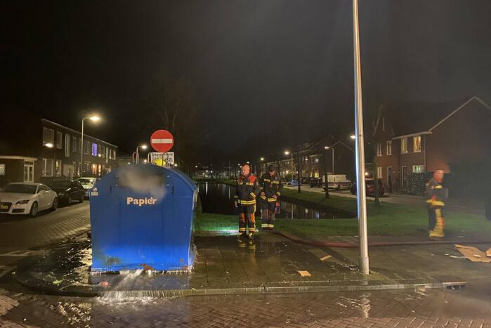 Papiercontainer vliegt in brand