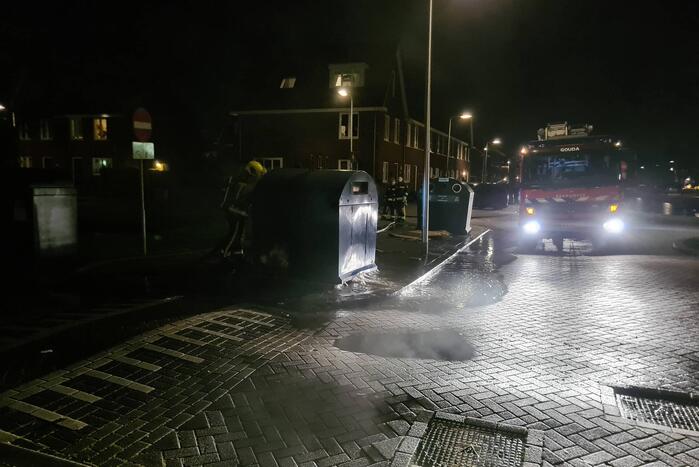 Papiercontainer vliegt in brand