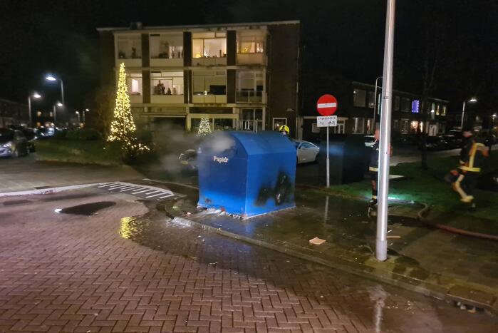 Papiercontainer vliegt in brand