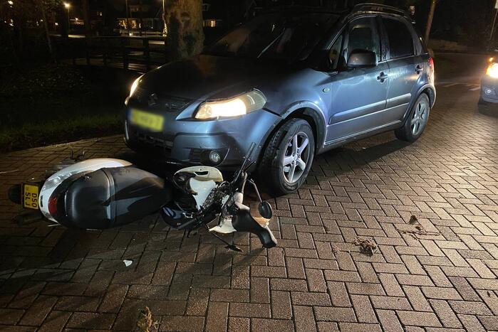 Brommerrijder botst frontaal op auto