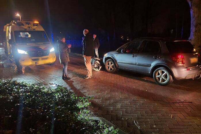 Brommerrijder botst frontaal op auto