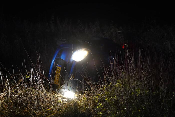Auto raakt van de weg belandt in water