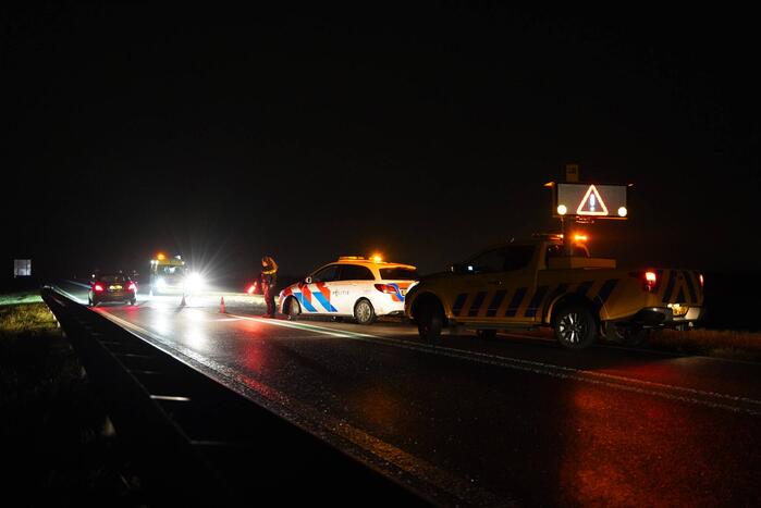 Auto raakt van de weg belandt in water