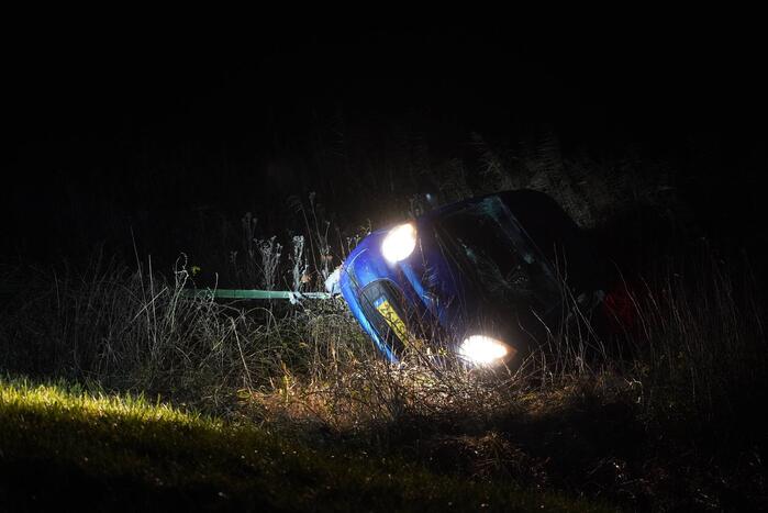 Auto raakt van de weg belandt in water