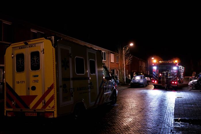 Brandweer blust brand in keuken