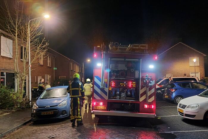 Brandweer blust brand in keuken