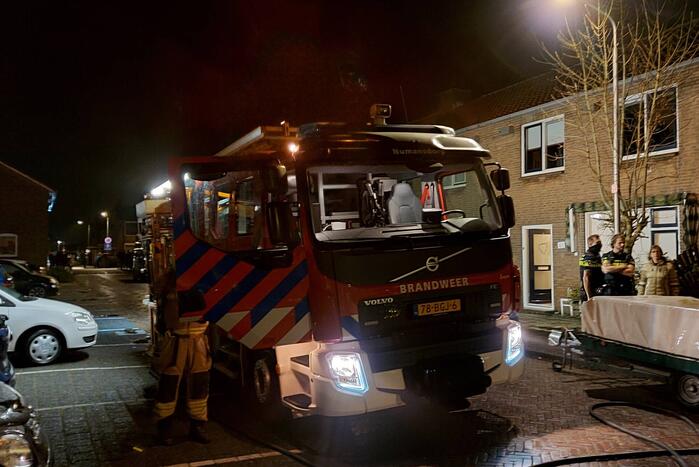 Brandweer blust brand in keuken