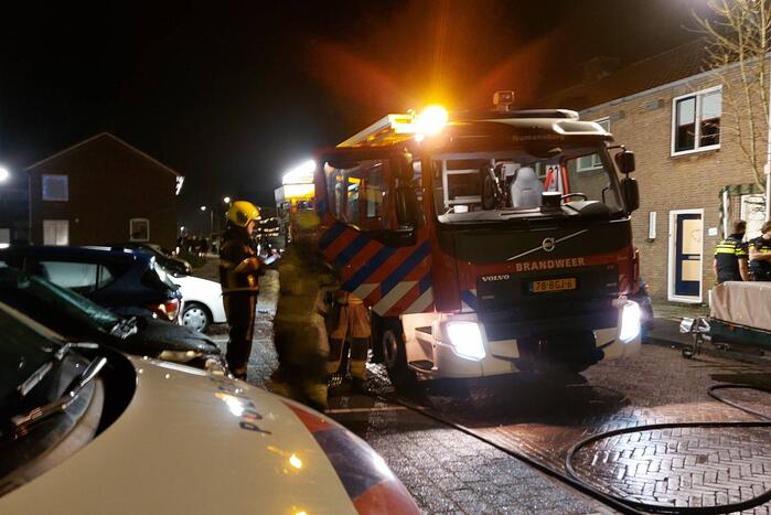 Brandweer blust brand in keuken