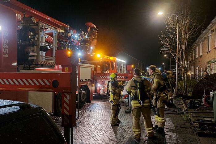 Brandweer blust brand in keuken