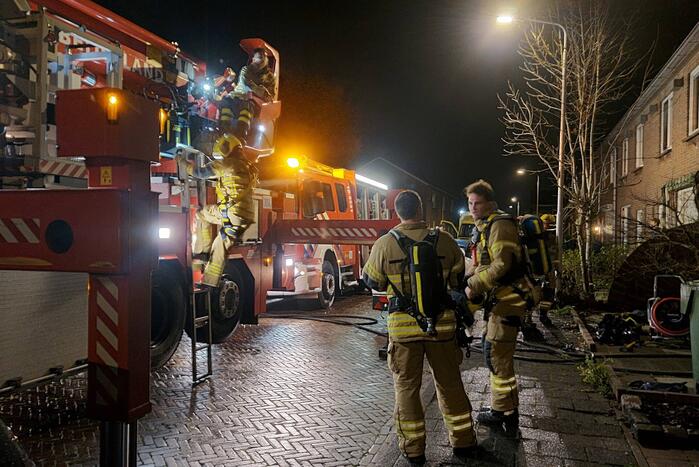 Brandweer blust brand in keuken