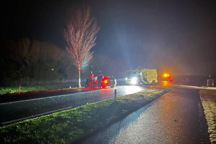Persoon gewond bij botsing tegen boom