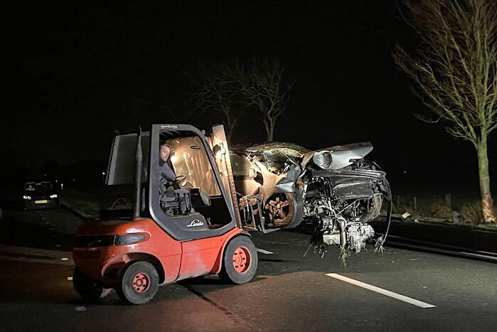 Persoon gewond bij botsing tegen boom