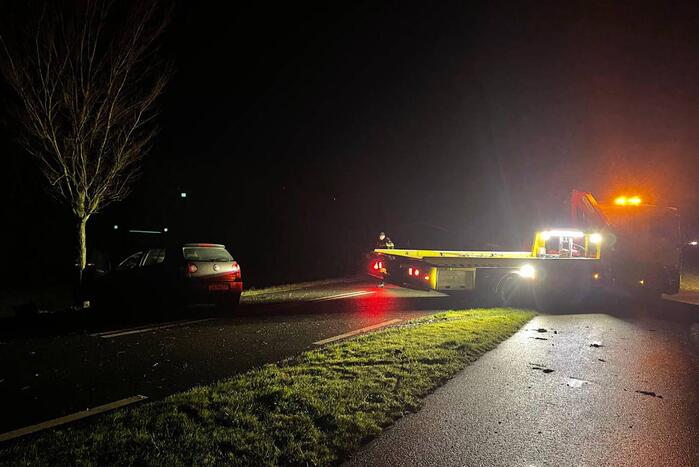 Persoon gewond bij botsing tegen boom