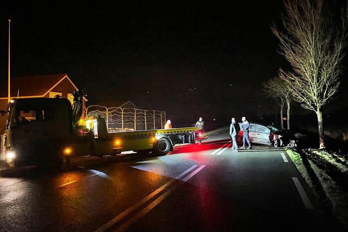 Persoon gewond bij botsing tegen boom