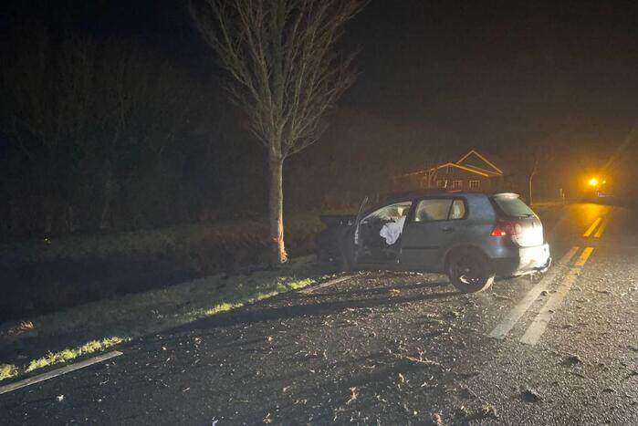 Persoon gewond bij botsing tegen boom