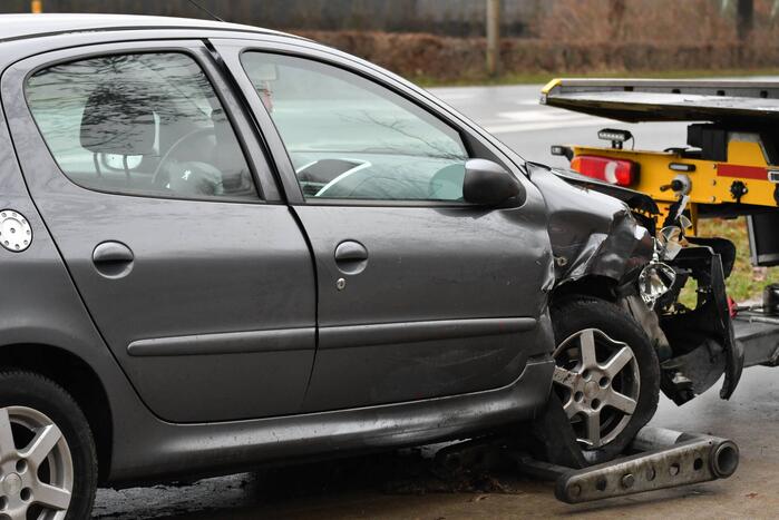 Schade bij aanrijding tussen twee auto's