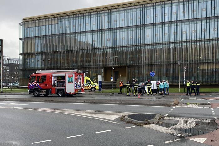 Elektrische 45-kilometer wagen botst tegen hekwerk