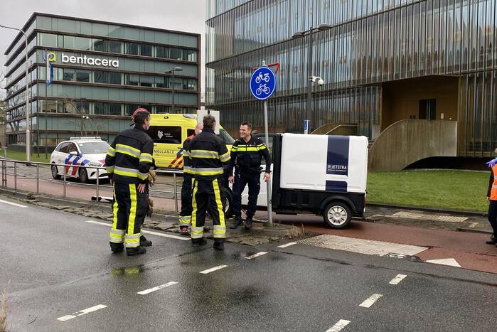 Elektrische 45-kilometer wagen botst tegen hekwerk